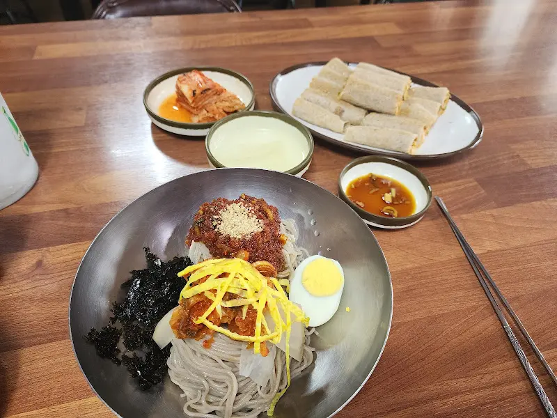 깔끔하게 비워낸 막국수 그릇