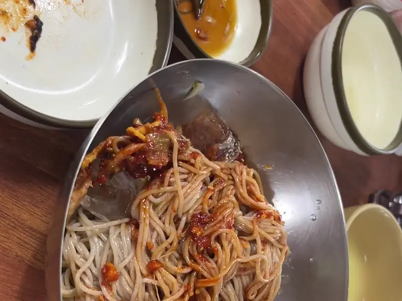 맛있게 비벼진 막국수