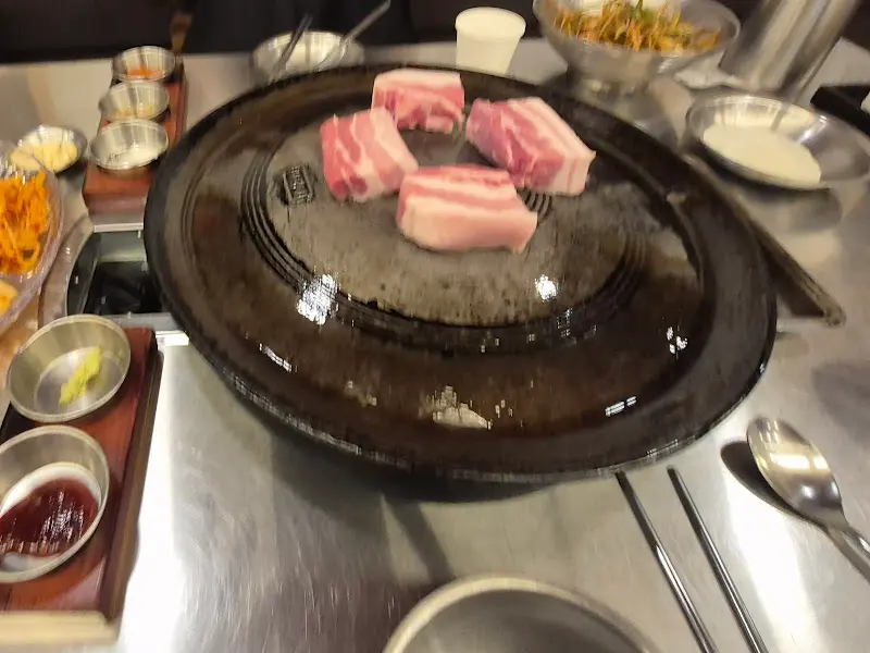 솥뚜껑 위 삼겹살