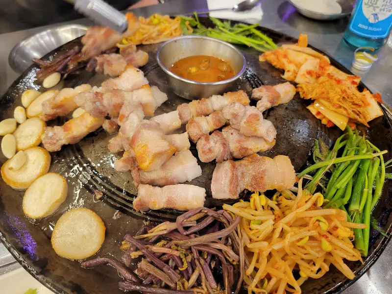 삼겹살과 다양한 곁들임