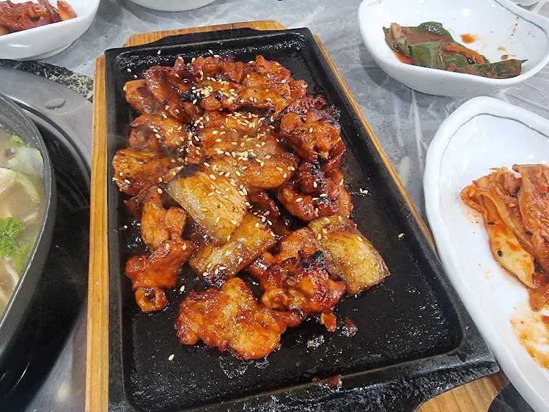 맛깔스러운 약돌돼지 석쇠구이