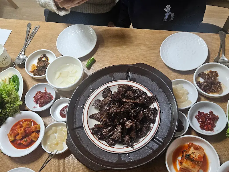 푸짐하게 차려진 밑반찬과 갈비