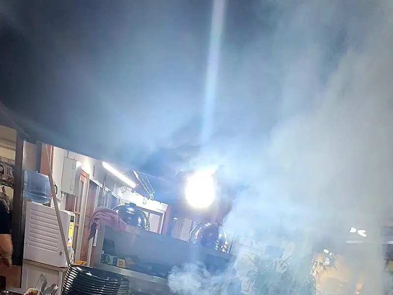 홀 내부에서 고기를 굽는 모습