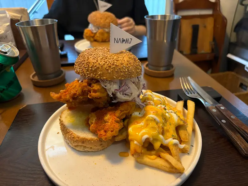 스파이시 치킨 버거와 애니멀 치즈 프라이