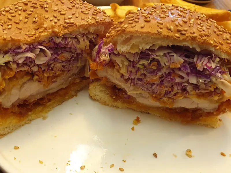 잘린 치킨 버거 단면