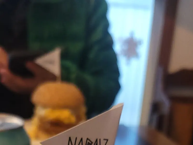 테이블 위의 햄버거