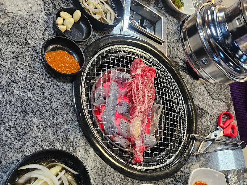 숯불 위에 구워지는 갈비