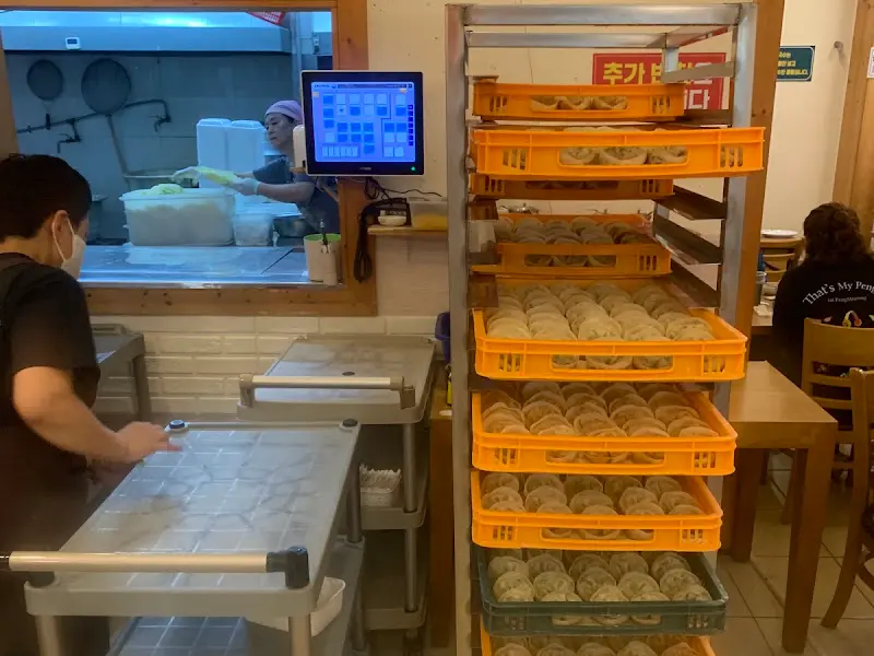 만두 빚는 모습