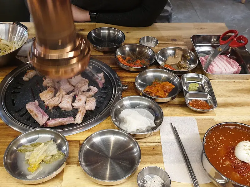 육도갈비 사장님 고기 굽는 모습