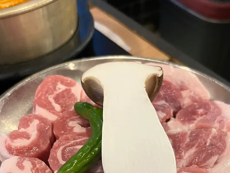 테이블에 놓인 고기