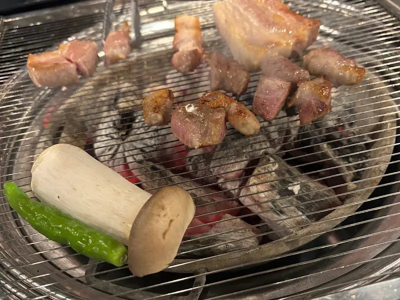 숯불 위에서 익어가는 고기