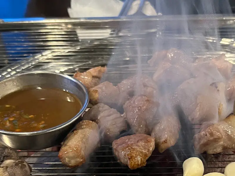 멜젓에 찍어먹는 고기