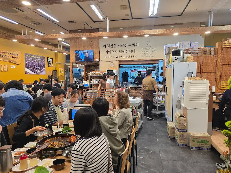 유정춘천닭갈비막국수 매장 내부