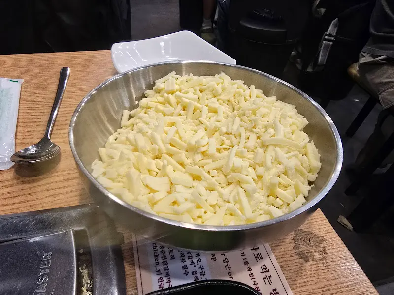 치즈 핵폭탄 사리 추가한 닭갈비