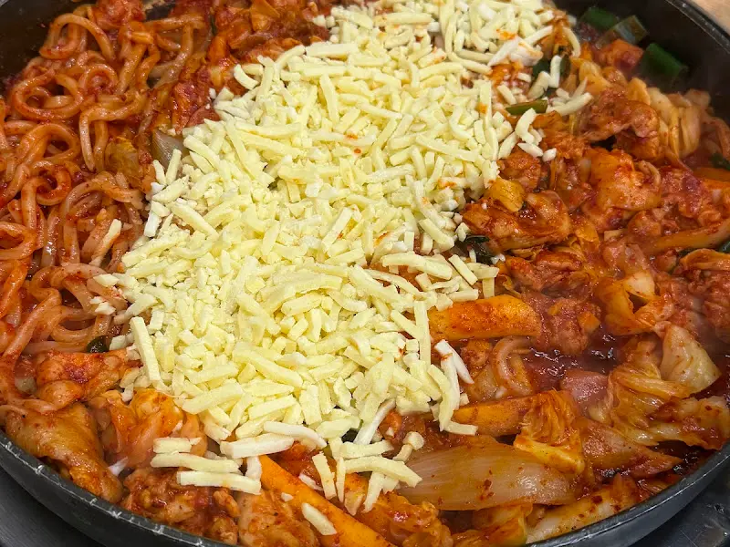 닭갈비에 우동사리 추가!