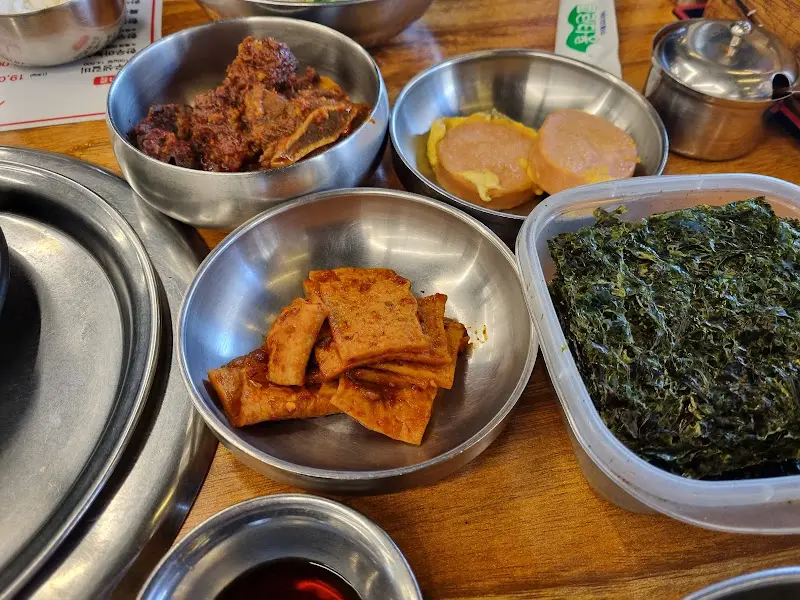 돌김, 갈비찜, 콩나물 등 다채로운 밑반찬