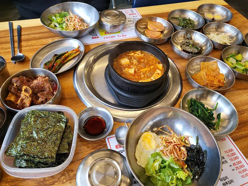 스테인리스 식기에 담겨 나온 정갈한 반찬들