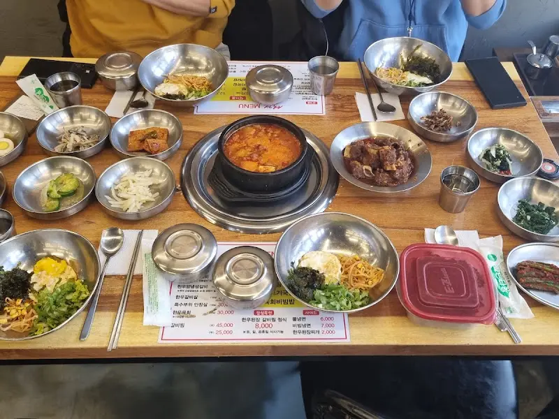 테이블 가득 차려진 풍성한 점심 식사