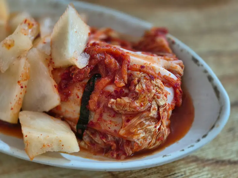 곰탕과 함께 나오는 김치와 깍두기