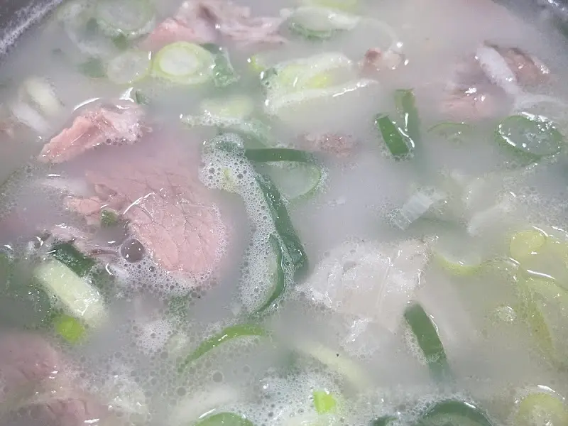 뽀얀 국물이 인상적인 곰탕