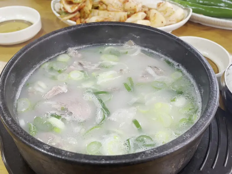 곰탕 한 상 차림