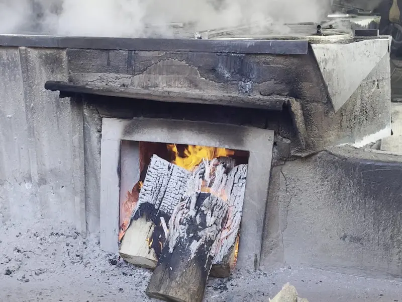 가마솥에 장작불로 곰탕을 끓이는 모습