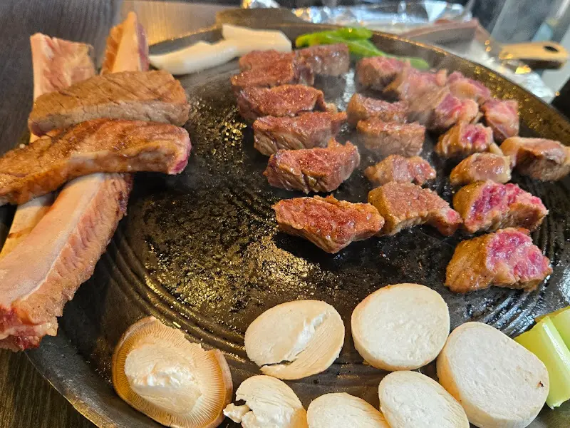 숯불 위에서 우대갈비가 맛있게 익어가는 모습