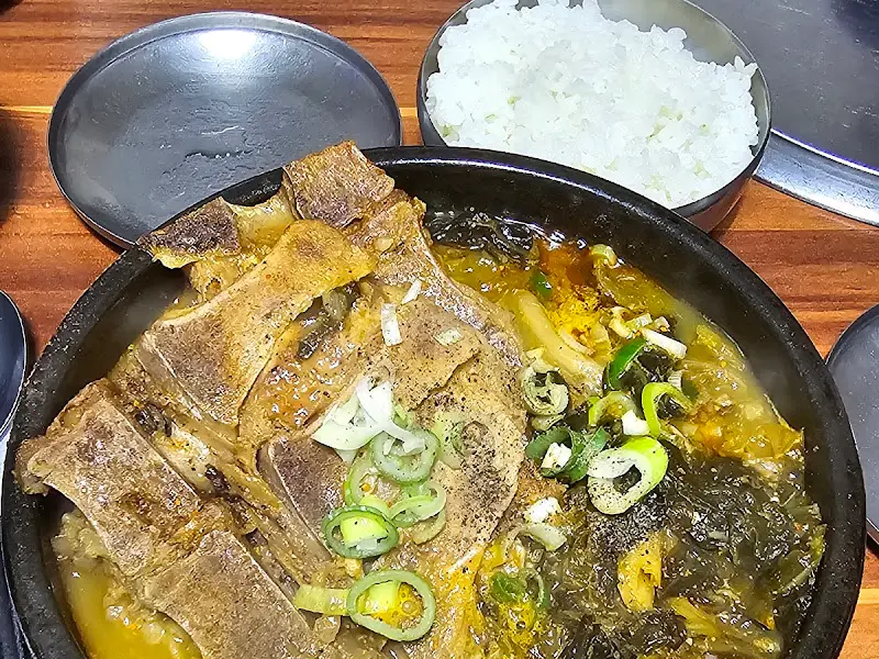 통뼈김치탕·찜 뼈해장국과 밥