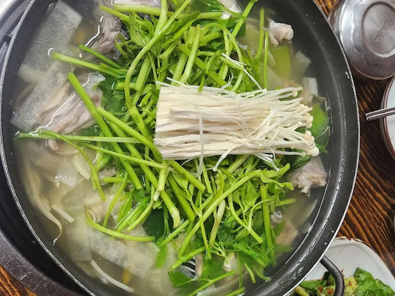 미나리가 듬뿍 올라간 복지리