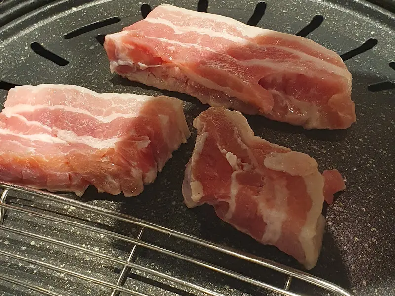 불판 위에서 맛있게 익어가는 삼겹살