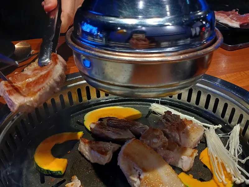 고기를 굽는 모습