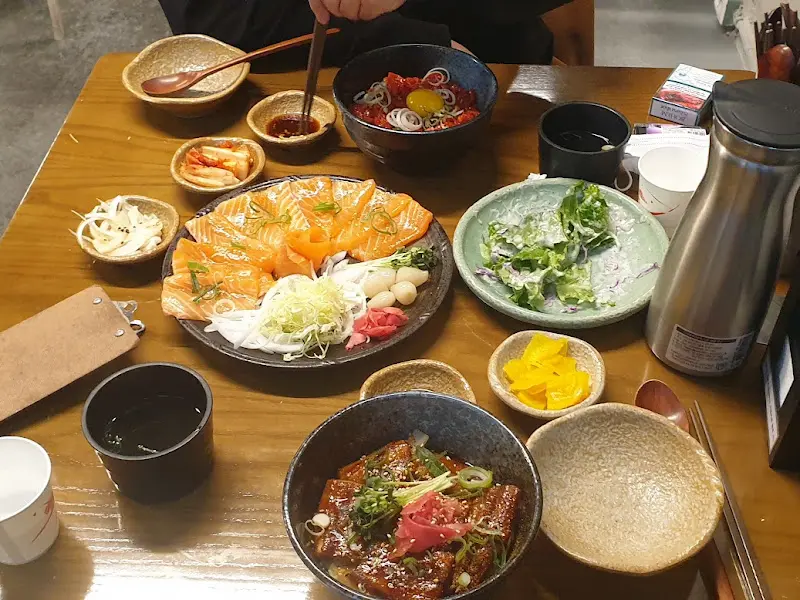 푸짐한 사케동 한 상차림