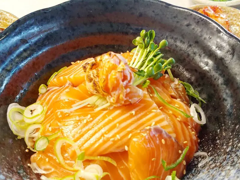 연어덮밥 디테일 샷