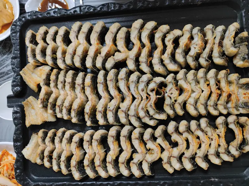가지런히 구워져 나오는 장어