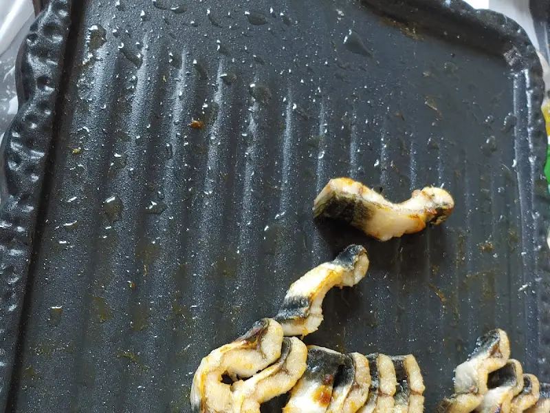 불판 위에서 구워지는 장어