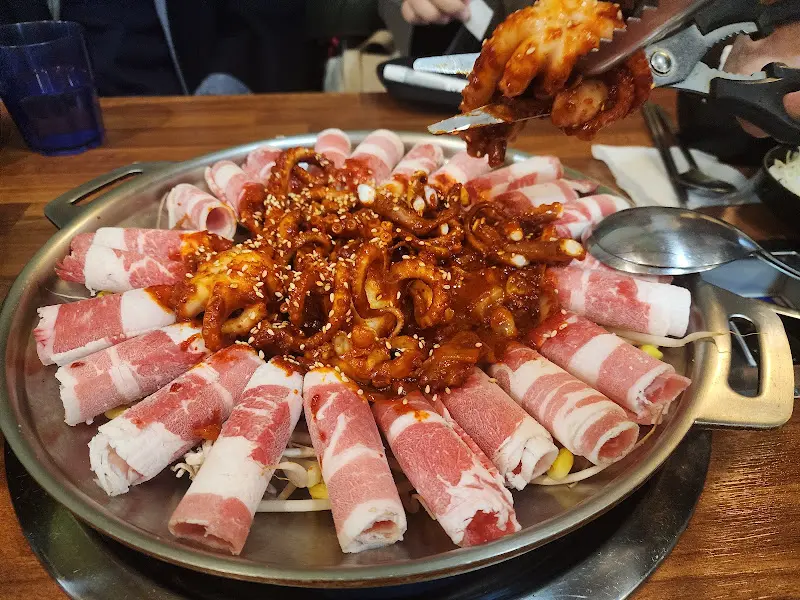 쭈꾸미 자르는 모습