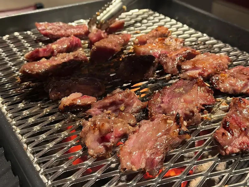 숯불 위에서 구워지는 마늘갈비살