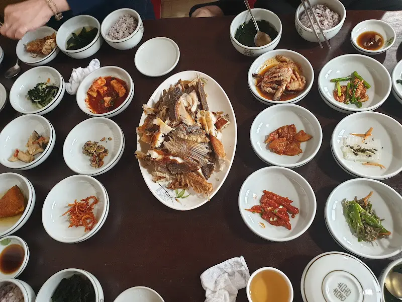 다채로운 밑반찬과 민어구이 한 상 차림