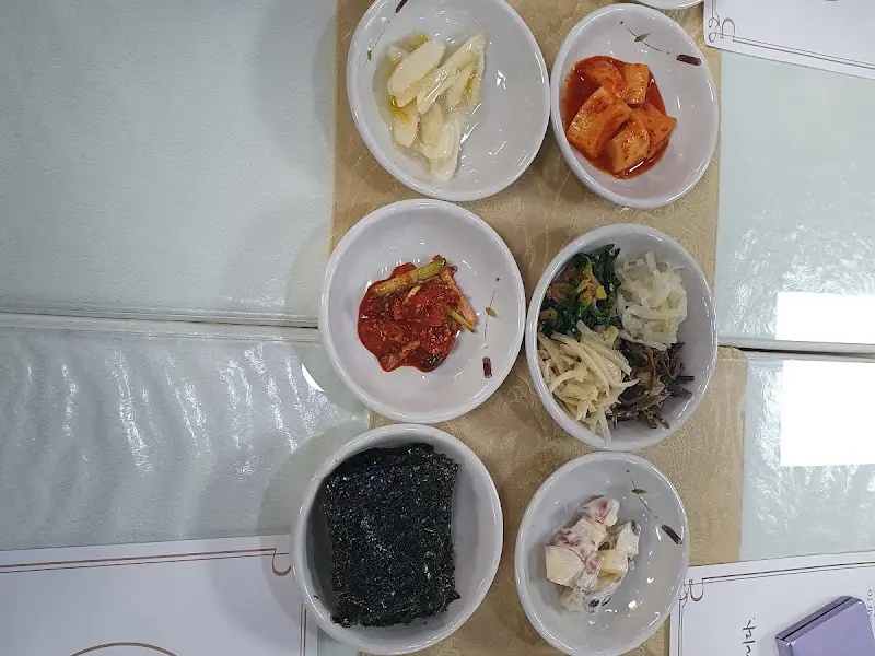 한국관의 다양한 반찬들