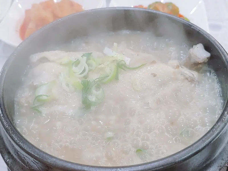 김이 모락모락 나는 삼계탕