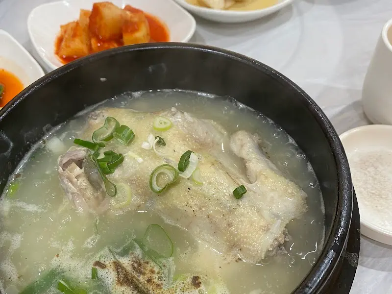 클로즈업된 삼계탕