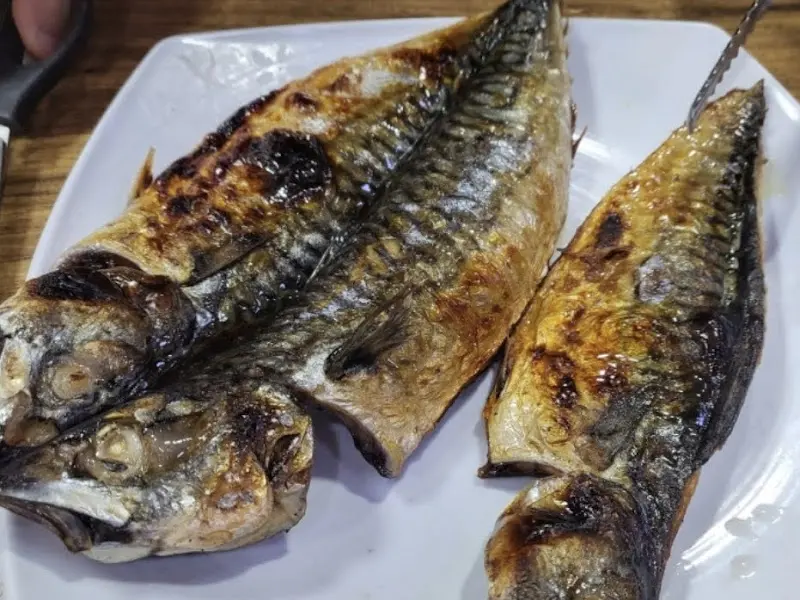 노릇하게 구워진 고등어 구이