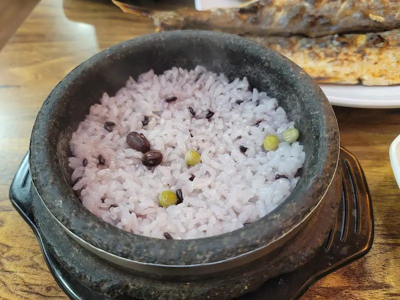 윤기가 자르르 흐르는 돌솥밥