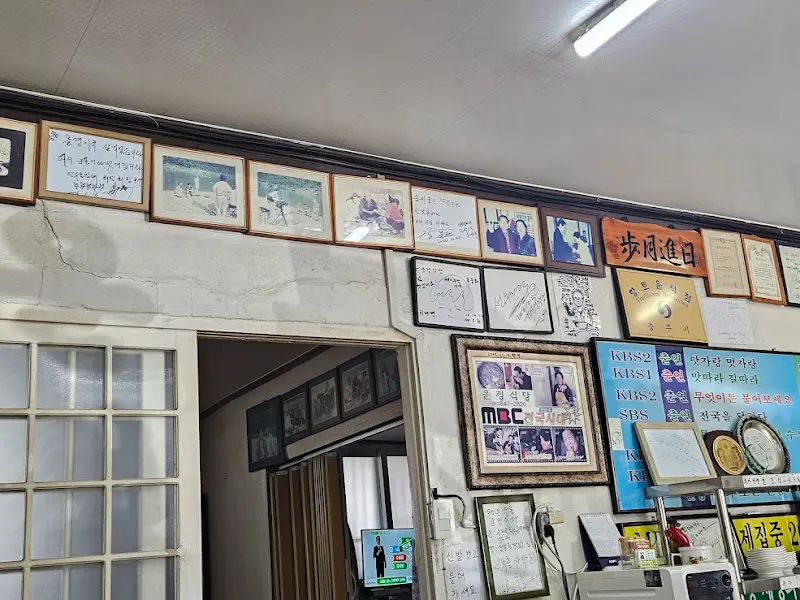 벽에 걸린 사진들