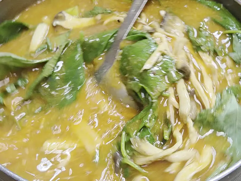 숟가락으로 어죽을 뜨는 모습