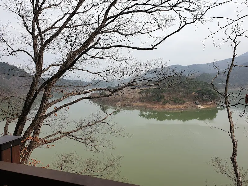 산막이 옛길에서 바라본 괴산호