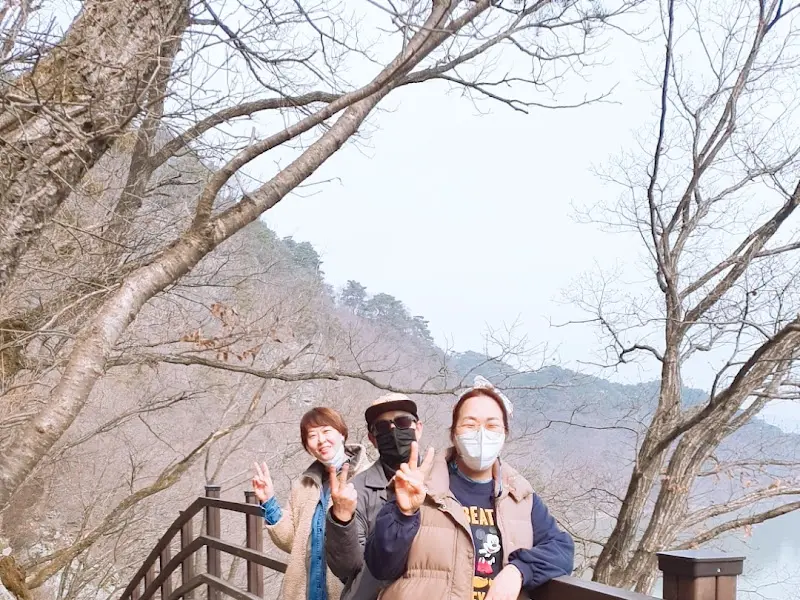 산막이 옛길을 걷는 사람들