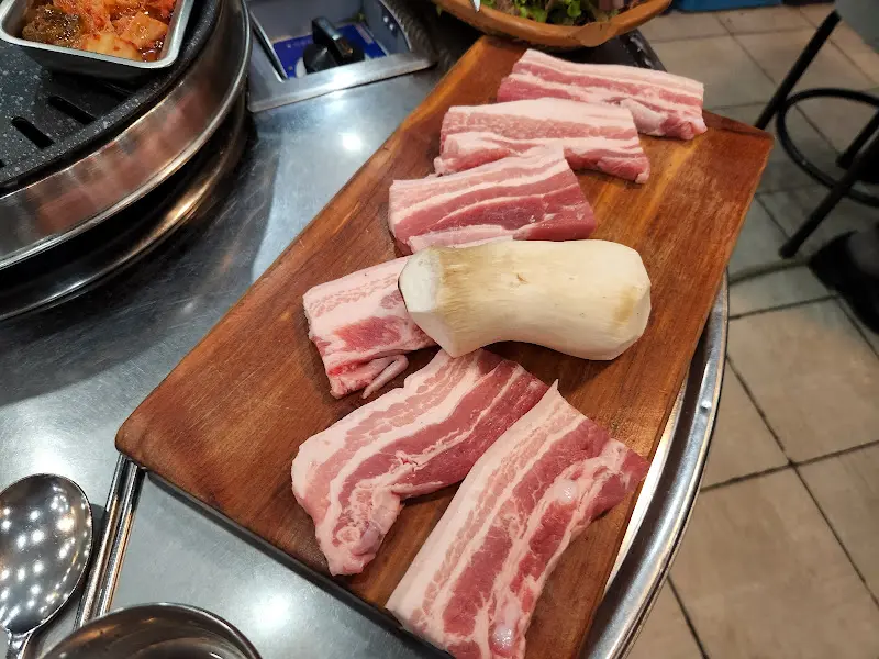 두툼한 삼겹살과 새송이버섯