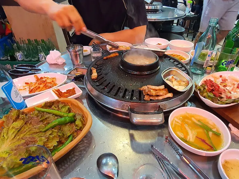 고기를 굽는 모습