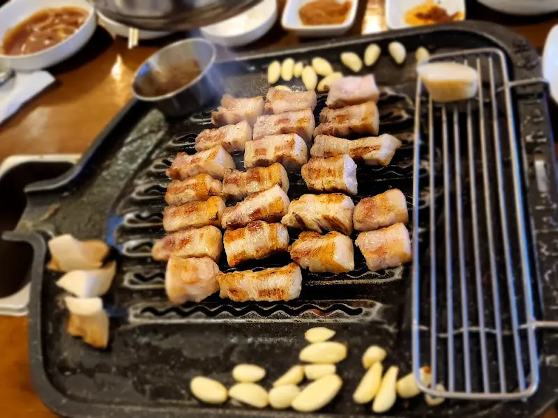 숯불 위에서 익어가는 삼겹살